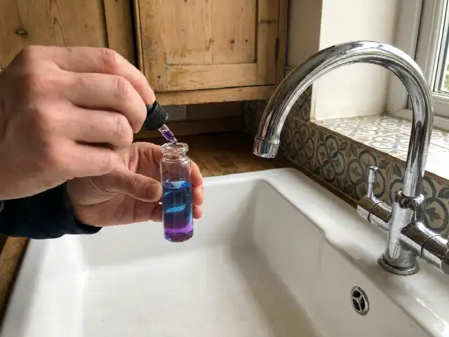 Druppeltest voor de waterhardheid aan de keukenkraan