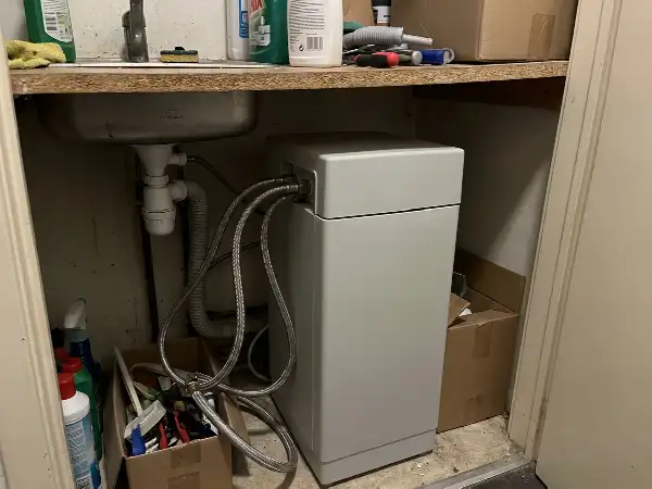 Compacte kastontharder in de berging van een appartement